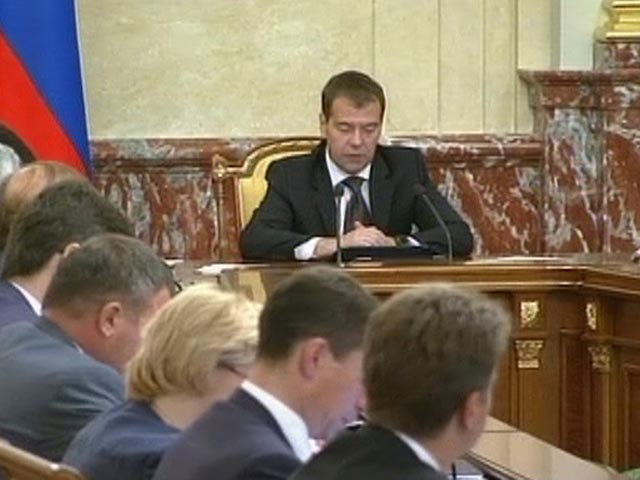 Премьер-министр Дмитрий Медведев в четверг на заседании правительства коснулся многих актуальных тем внутренней политики