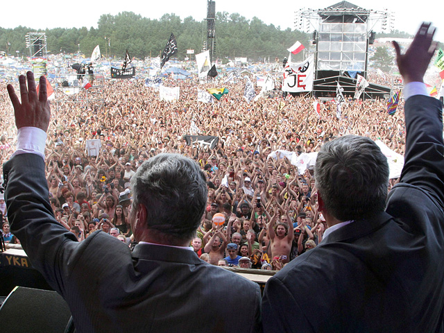 Президент Польши Бронислав Коморовский и президент Германии Йоахим Гаук в четверг объявили о начале рок-фестиваля "Остановка Вудсток"