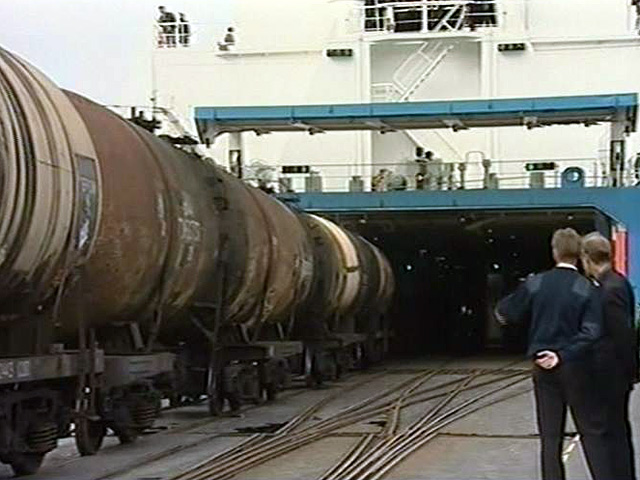 В порт Козьмино поступает нефть из трубопроводной системы ВСТО, но поскольку вторая очередь трубопровода еще не действует, часть пути нефть везут по железной дороге.