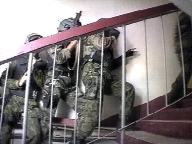В столице Хабаровского края бойцы спецназа взяли штурмом квартиру, в которой уголовник удерживал заложников