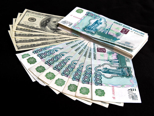 Рубль относительно стабилен к бивалютной корзине. Ее стоимость выросла лишь на 2 копейки - до 35,76 рубля по сравнению с 35,74 рубля в четверг