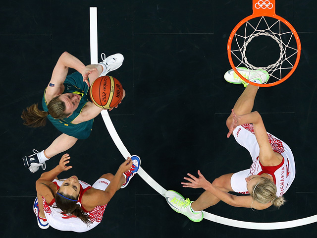 Женская сборная России по баскетболу после трех побед подряд уступила команде Австралии на групповом этапе олимпийского турнира