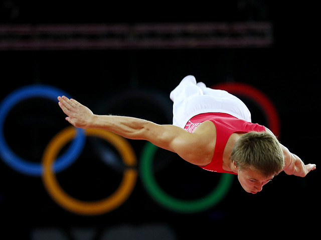 Россиянин Дмитрий Ушаков показал второй результат в финале олимпийского турнира по прыжкам на батуте, получив от судей по сумме выступлений 61,796 балла