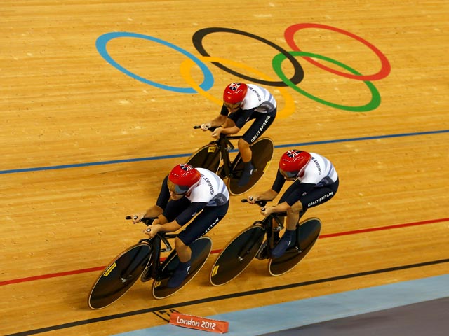 Мужская сборная Великобритании с мировым рекордом выиграла командную гонку преследования на 4000 метров на олимпийском турнире по велоспорту на треке