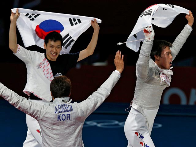 Сборная Южной Кореи по фехтованию завоевала золотые медали на олимпийских соревнованиях саблистов в Лондоне