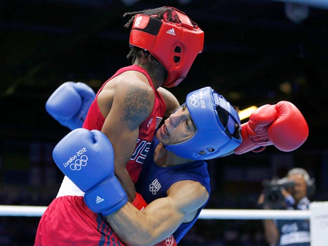 Американский боксер Рауши Уоррен потерпел обидное поражение на Олимпийских играх в Лондоне, потеряв во время боя контактные линзы