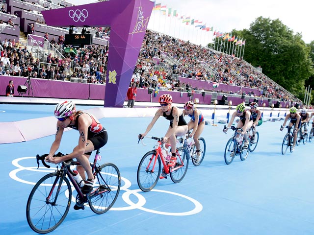 Швейцарка Никола Шпириг стала олимпийской чемпионкой, вырвав победу у шведки Лизы Норден на олимпийском турнире по триатлону. Третье время показала Эрин Деншам из Австралиии