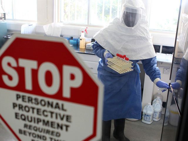 В Уганде из больницы сбежал пациент со смертельной лихорадкой Эбола