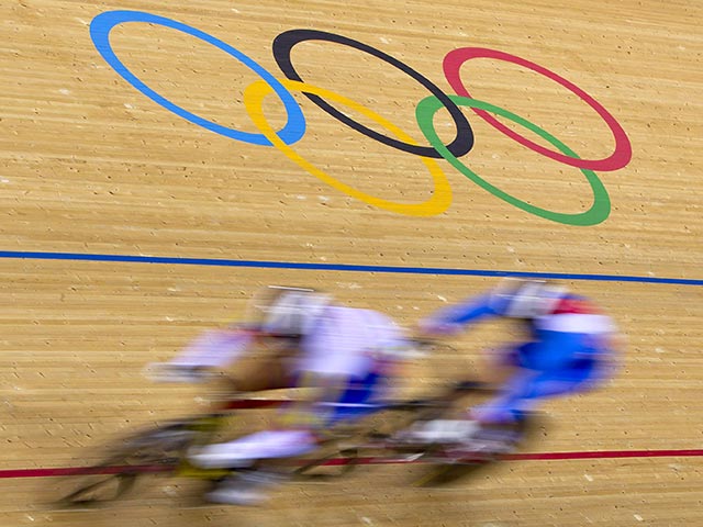 В Лондоне на олимпийском турнире по велоспорту на треке британки выиграли командную гонку преследования на 3000 м с мировым рекордом &#8211; 3.14,051