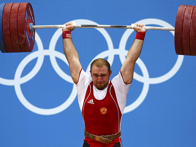 Россиянин Александр Иванов завоевал серебряную медаль Олимпийских игр в соревновании тяжелоатлетов в весовой категории до 94 кг.