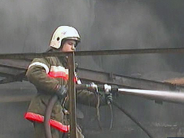 Четыре с половиной часа понадобилось пожарным в Томске, чтобы потушить четырехэтажный многоквартирный кирпичный жилой дом