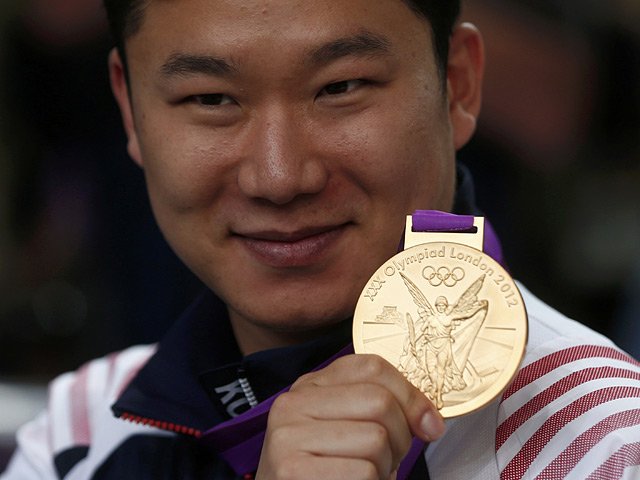 Впервые в истории этого вида спорта кореец Чжин стал чемпионом в двух Олимпиадах подряд &#8212; в Пекине ему также не было равных в стрельбе из пистолета с 50 м