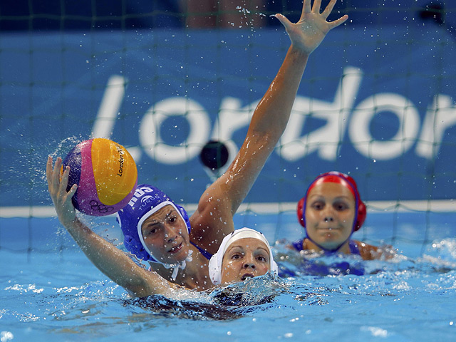 Женская сборная России по водному поло не смогла пробиться в полуфинал олимпийского турнира в Лондоне, проиграв команде Венгрии со счетом 11:10