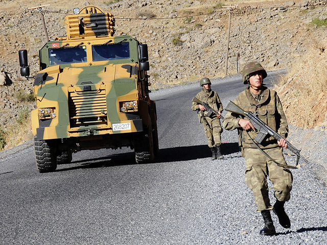 На юго-востоке Турции в столкновениях между турецкими военнослужащими и курдскими боевиками погибли 19 человек