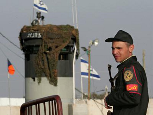 В Египте совершено вооруженное нападение на полицейский участок, расположенный на севере Синайского полуострова, на границе АРЕ и Израиля. Погибли по крайней мере 15 сотрудников правоохранительных органов
