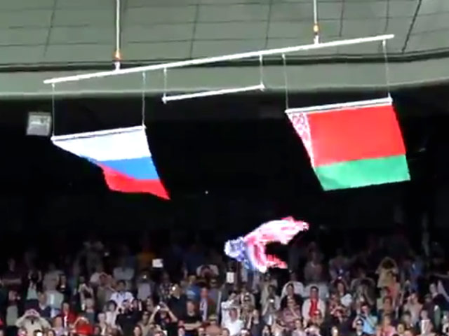 Гимн флагу сша. Падающий флажок. Флаг США падает под гимн России. На Олимпиаде упал американский флаг. Американский флаг падает.
