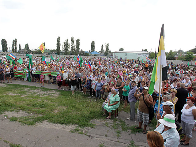 Многотысячный митинг прошел в небольшом городе Новохоперске - с лозунгами "Нет добыче никеля, да - внутреннему туризму и экологическому хозяйству" вышли, по официальным данным, более 2500 человек