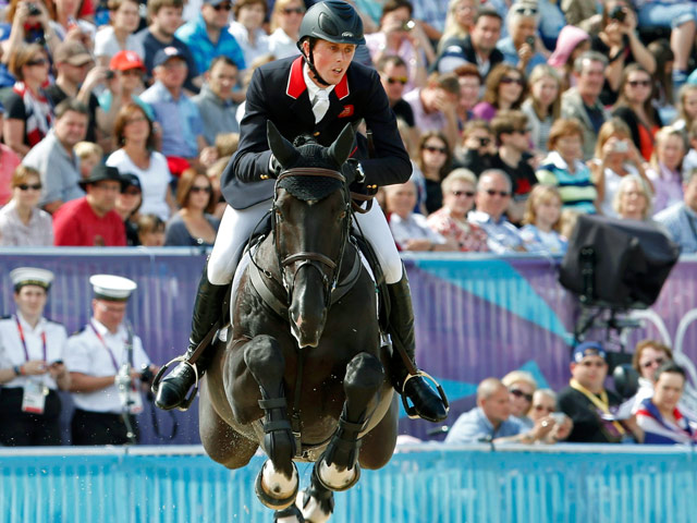 Сборная Великобритании по конному спорту стала победительницей домашней Олимпиады в командных соревнованиях по конкуру, вырвав золото в перепрыжке у голландцев