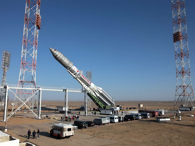 Ракета-носитель "Протон-М" с первым после прошлогодней аварии российским телекоммуникационным спутником "Экспресс-МД2" и первым собранным в России индонезийским спутником Telkom-3 стартовала с Байконура