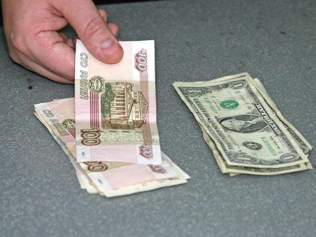 Девальвацию рубля почти до 46 рублей за доллар в случае развития европейского кризиса допускает официальный сценарий Минэкономразвития на 2013-2015 годы