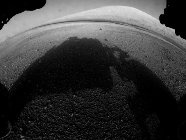 В поле зрения марсохода попала пятикилометровая гора Шарп - один из основных объектов исследование в программе Curiosity. Фотография горы, находящейся в центре кратера Гейла, была сделана марсоходом с расстояния примерно в 6,5 километров