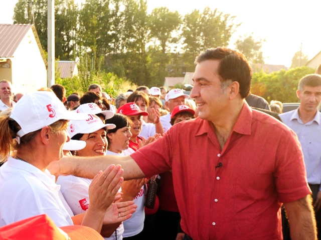 В канун трехлетней годовщины грузино-российской войны 2008 года президент Грузии Михаил Сакашвили посетил приграничные с Южной Осетией территории и встретился с местными жителями