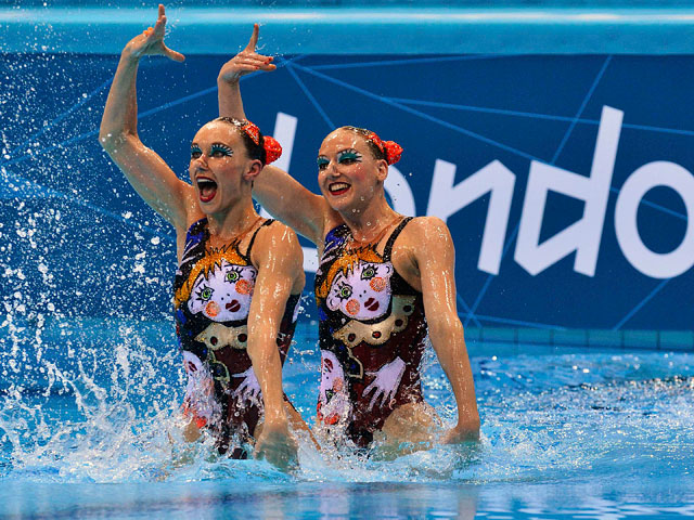 Россиянки Наталья Ищенко и Светлана Ромашина завоевали золото в соревнованиях дуэтов на олимпийском турнире по синхронному плаванию, получив сумму 197,100 балла