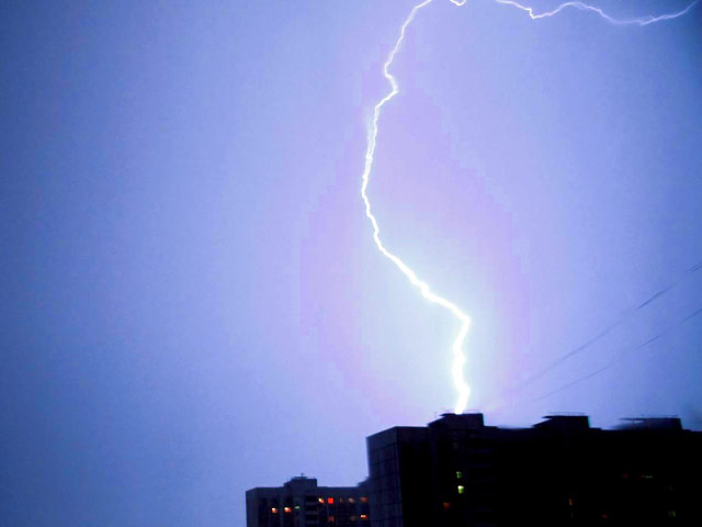 Сильная гроза, шквалистый ветер и ливень стали причиной энергетического коллапса в Омске