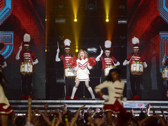 Более 20 тысяч человек пришли в спорткомплекс "Олимпийский" на концерт Мадонны в Москве