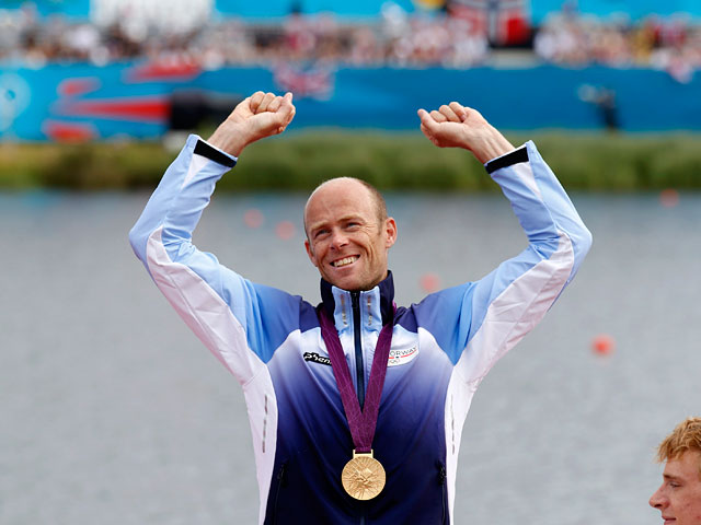 Олимпийский чемпион Афин 2004 года норвежец Эрик Верас Ларсен спустя восемь лет вновь завоевал золотую медаль в байдарке-одиночке на дистанции 1000 м, опередив с результатом 3.26,462 новых фаворитов в этом виде