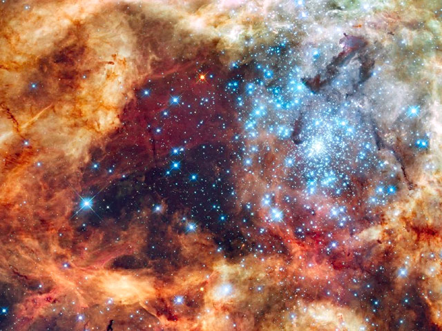 Все они являются частью гигантского кластера R136 в галактике Большое Магелланово Облако, расположенной от нашей на расстоянии, вдвое превышающем диаметр Млечного Пути