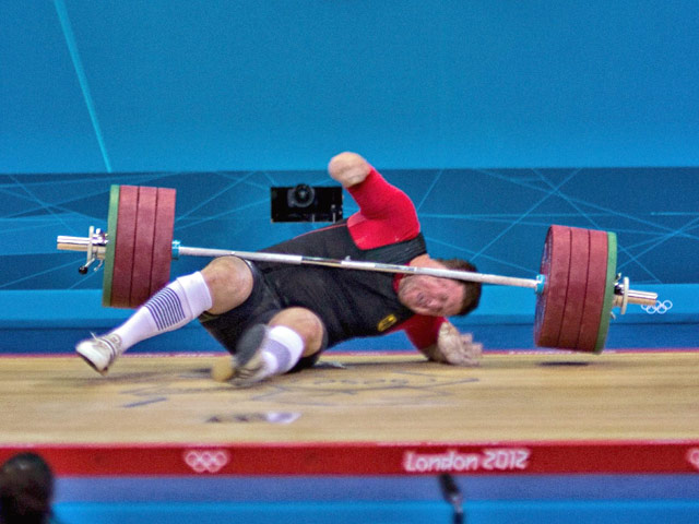 Именитый немецкий штангист Маттиас Штайнер избежал серьезных травм в результате инцидента, произошедшего на олимпийском турнире по тяжелой атлетике в весовой категории свыше 105 кг