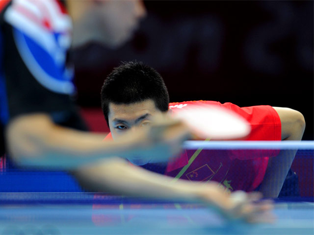 Мужская сборная Китая по настольному теннису выиграла олимпийские золотые медали в командных соревнованиях по настольному теннису