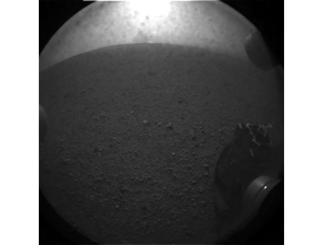 Самая первая фотография, сделанная марсоходом Curiosity спустя несколько мгновений после посадки на поверхность Красной планеты, взбудоражила умы поклонников научной фантастики