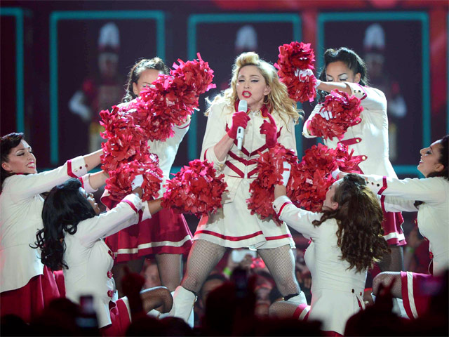 Мадонна поддержит представителей сексуальных меньшинств, раздав на концерте в Петербурге специальные розовые браслеты