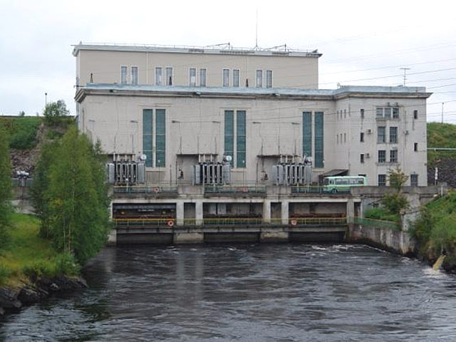 Специалисты откачали воду из машинного зала и технологических помещений Маткожненской ГЭС каскада Выгских ГЭС в Карелии - гидроэлектростанция накануне оказалась подтопленной из-за прорыва дамбы