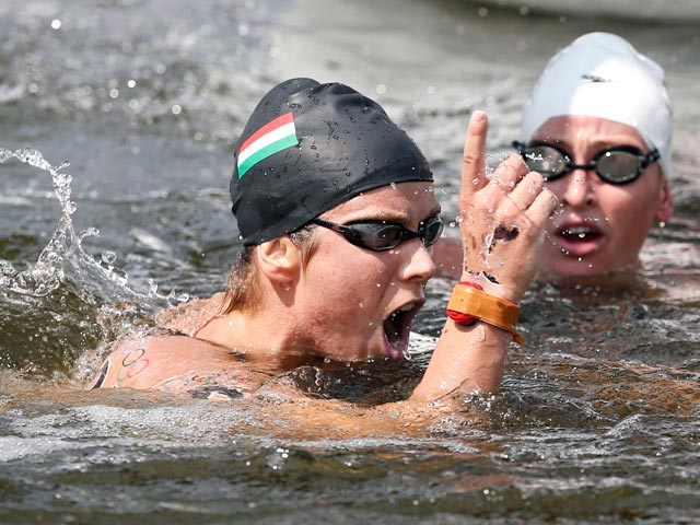 Олимпийской чемпионкой по плаванию в открытой воде на дистанции 10 км стала венгерка Ева Рижтов, показавшая результат 1:57.38,2