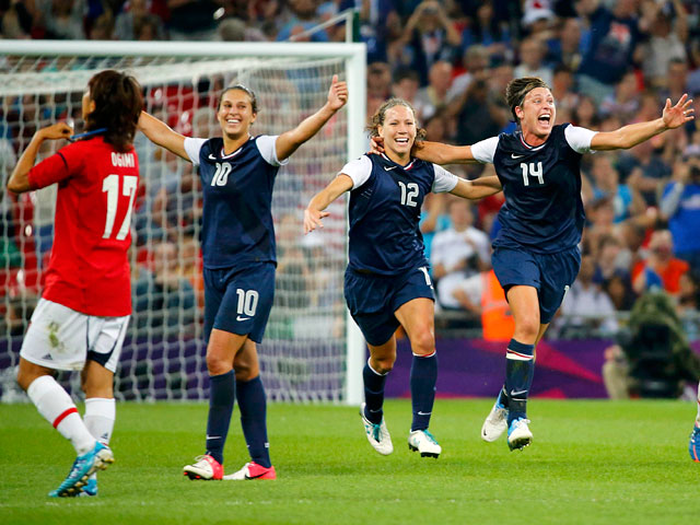 В Лондоне завершился олимпийский турнир по футболу среди женских команд. В финале американки, благодаря дублю Карли Ллойд, победили японок со счетом 2:1