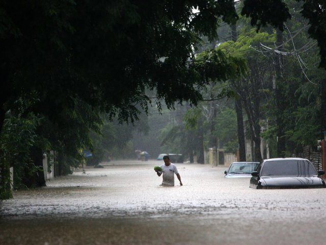 Число официально подтвержденных жертв сильнейшего наводнения в районе столицы Филиппин Манилы достигло 49