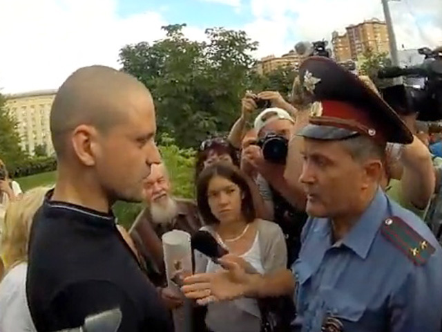 Удальцов "агрессивно" задержан за пикет у здания СКР