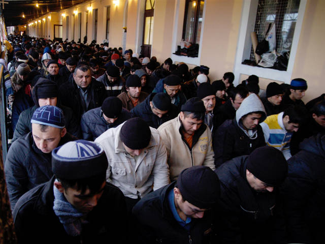 Мусульманская молодежь в России более религиозна, чем представители старших поколений, утверждают социологи из Pew Research Center