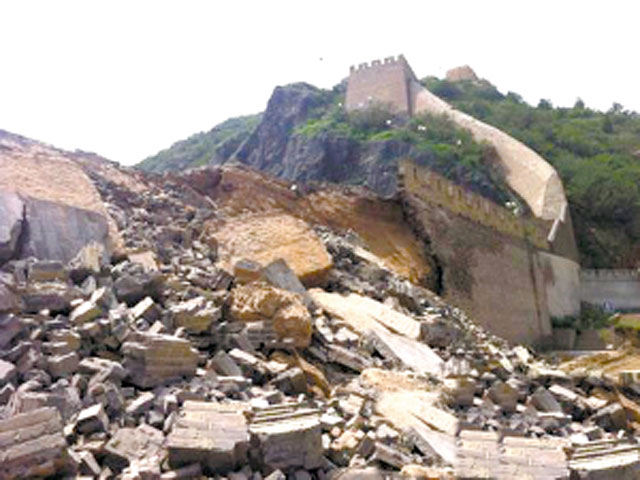 В результате ливней, не прекращающихся на севере Китая на протяжении нескольких дней, обрушился 36-метровый участок Великой Китайской стены в провинции Хэбэй на севере страны