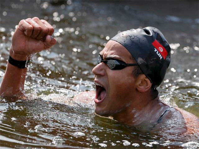 Тунисский пловец Усама Меллули стал олимпийским чемпионом Лондона в плавании на открытой воде на дистанции 10 км. Наши марафонцы финишировали в группе лидеров