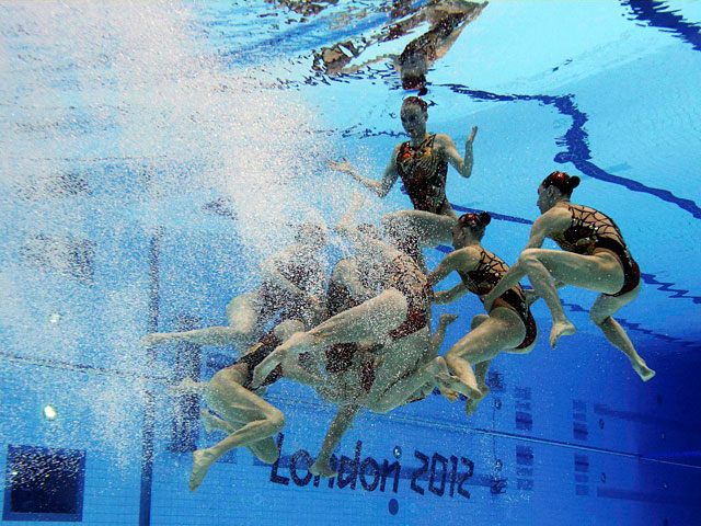 Сборная России завоевала золотые медали в командном турнире олимпийского турнира по синхронному плаванию