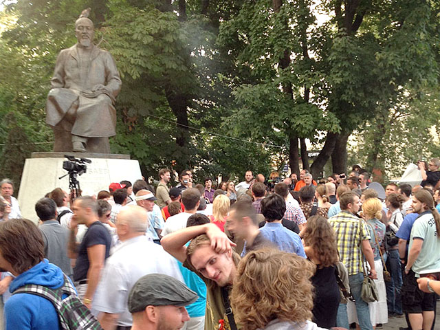 Российские гражданские активисты решили вспомнить бурную весну - и вновь собрались у памятника Абаю Кунанбаеву на Чистых прудах, где в мае действовал оппозиционный лагерь