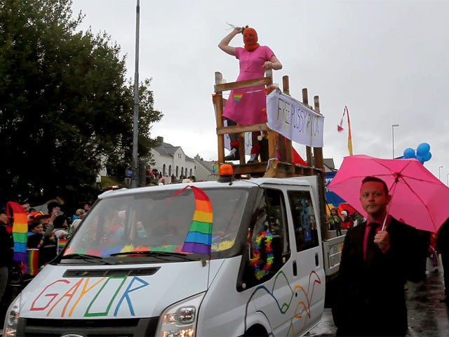 Мэр Рейкьявика Йон Гнарр, комик по первой профессии, поддержал участниц Pussy Riot, проехав по городу в платье и балаклаве