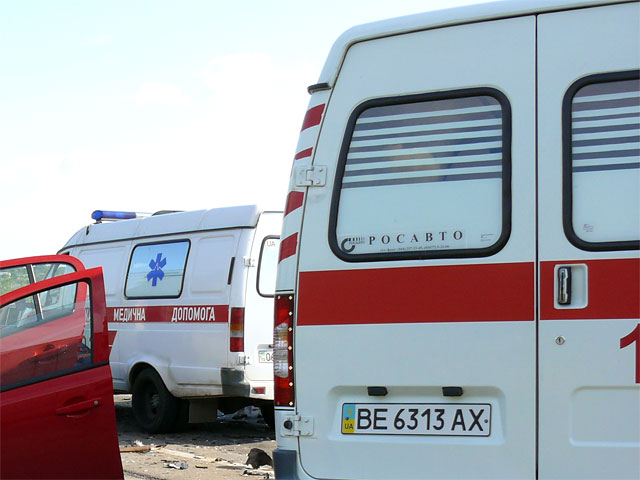 Микроавтобус столкнулся с легковым автомобилем на юге Украины, 13 человек госпитализированы, из них пять граждан РФ и три гражданина Белоруссии