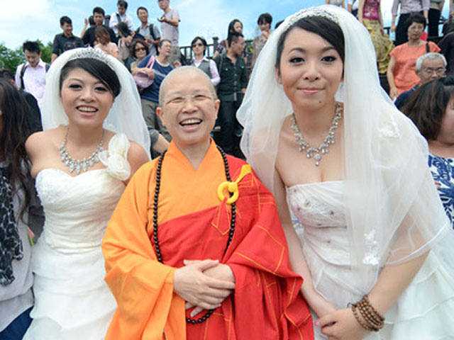 Первая в Азии свадебная церемония, в ходе которой две женщины связали себя брачными узами, прошла в субботу на Тайване