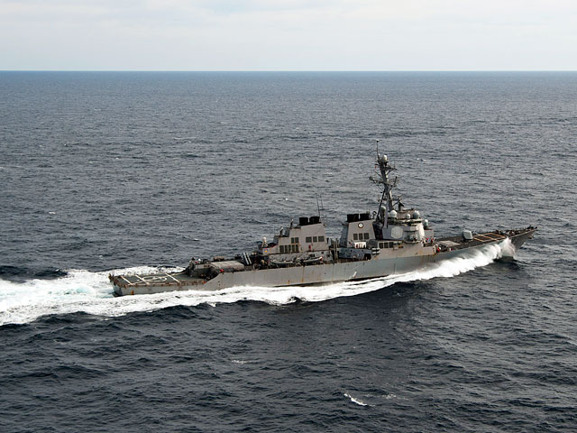 Эсминец США USS Porter столкнулся с панамским нефтяным танкером в Персидском заливе, сообщили в воскресенье в ВМС США