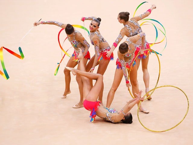 Сборная России по художественной гимнастике завоевала золото лондонской Олимпиады в групповых упражнениях в многоборье, набрав в сумме за два вида (пять мячей, два обруча и три ленты) 57,000 баллов
